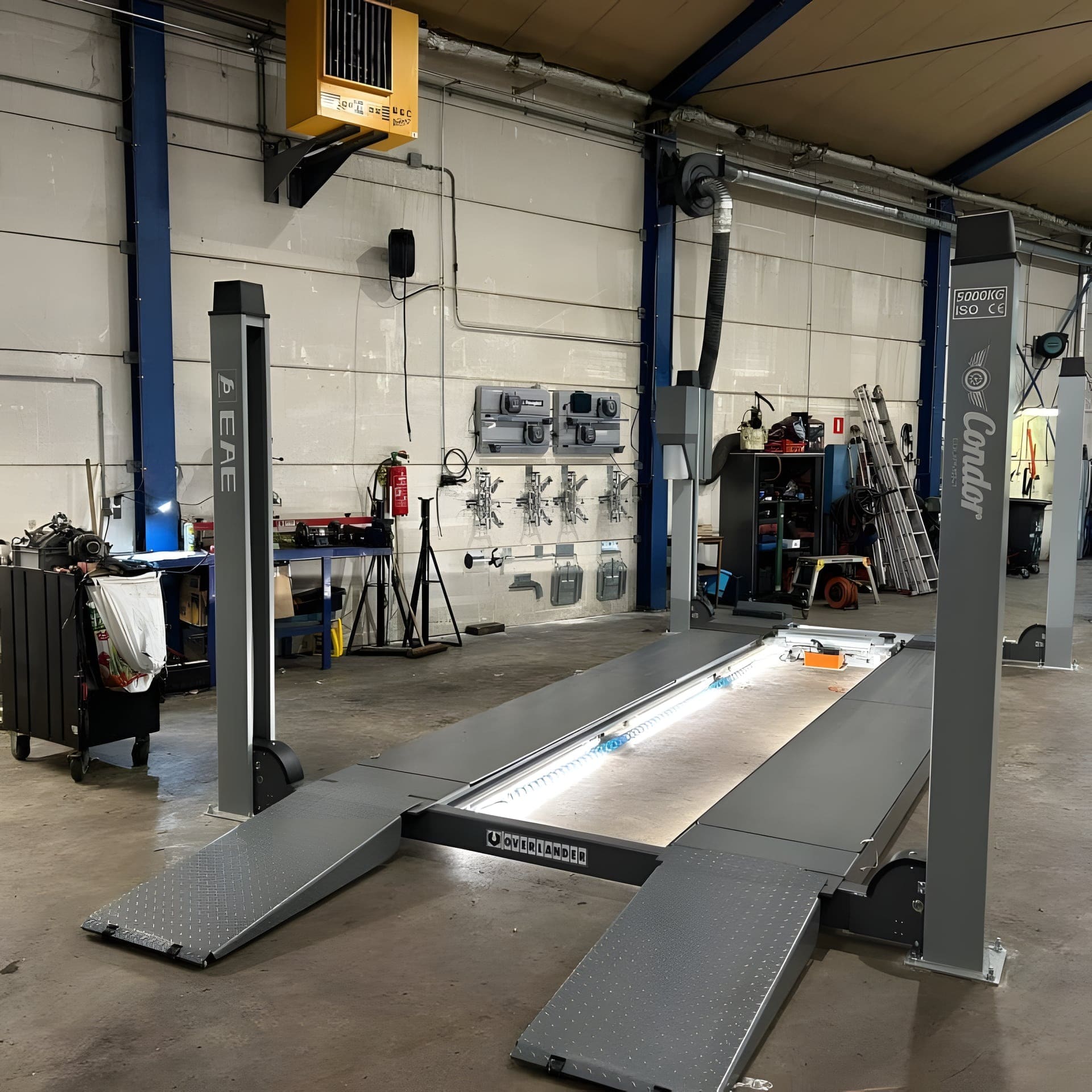 Uitlijnbrug in de werkplaats van Autobedrijf de Gagel
