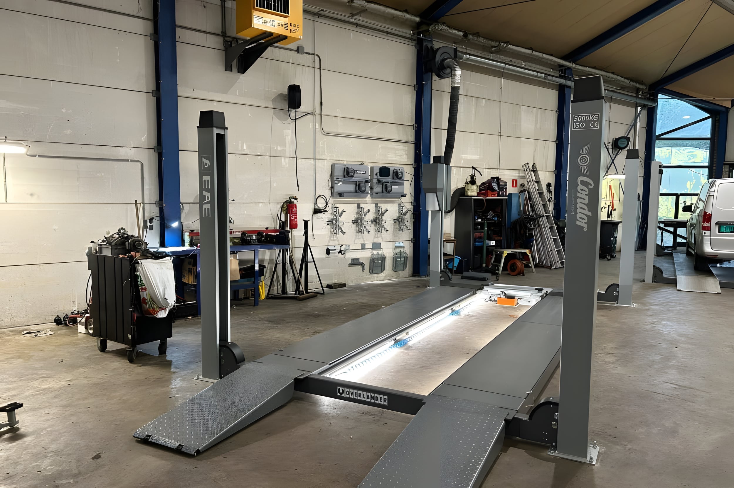 De werkplaats van Autobedrijf de Gagel met een vierkolomsbrug voor uitlijnen